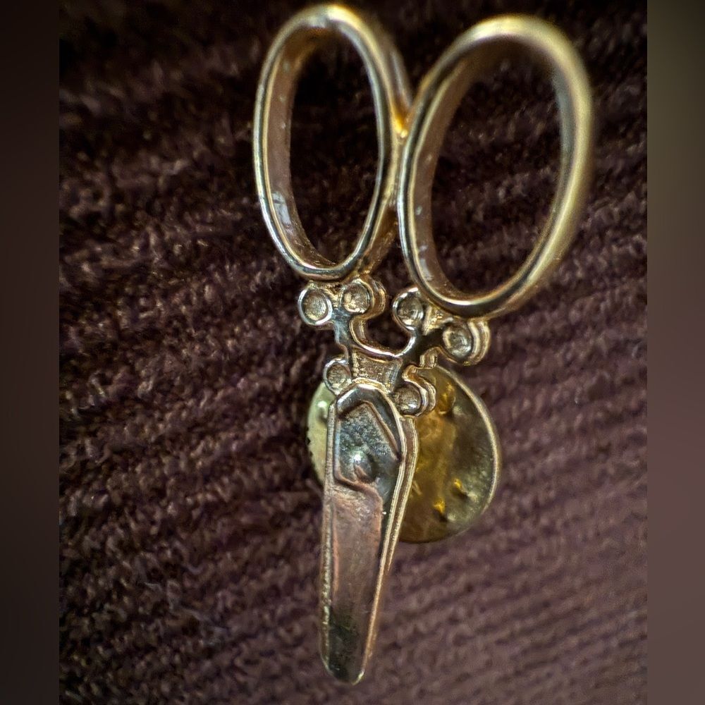 Vintage Gold-Tone Scissors Pin – Made in USA - Picture 5 of 17